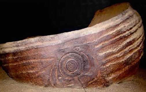 Le bassin en pierre de Knowth, avec la carte superposée de Platon