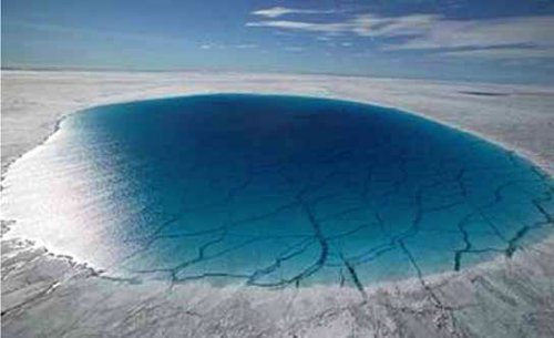 Poche d’eau formée sur la glace