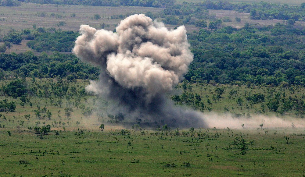 En mars 2008, l’armée vénézuélienne bombarde une piste clandestine utilisée par les narco-trafiquants (©Reuters)