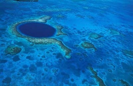 Un trou bleu en eaux peu profondes