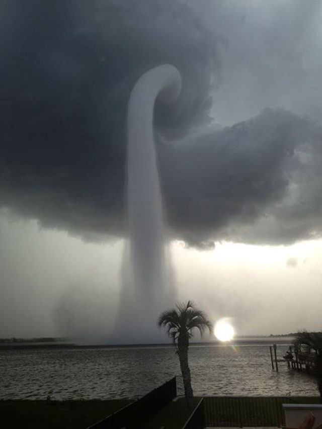 Trombe marine sur la Floride Image Crédit & Copyright: Joey Mole