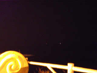 Sur cette photo, avec un grossissement maximum vréifiez les lumières qui sont légèrement au-dessus de la ligne de la mer. Source image: ufoportugal.blogspot.fr/