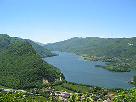 Vue sur le lac depuis le belvédère des falaises de Chancia. image source: http://fr.wikipedia.org/