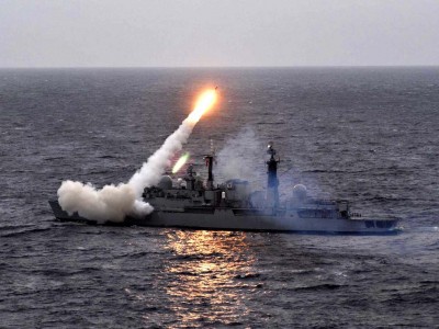 illustration : Le Liverpool en exercice de tir missile anti-aérien Sea Dart au large de l'Ecosse, fin mars (crédit : Royal Navy)