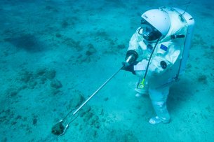 Récolte sous-marine d'échantillons Crédit: esa