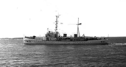 United States Coast Guard Cutter Ariadne, basé à St. Petersburg, en Floride, en patrouille dans le détroit de Floride, automne 1965, est un exemple du type de navire sur lequel le marin se trouvait durant l'observation.  ​(Crédit : Wikimedia Commons)