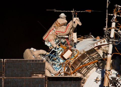 Les cosmonautes russes Alexander Skvortsov (à droite) et Oleg Artemiev ​(Crédit: NASA/STSCI).