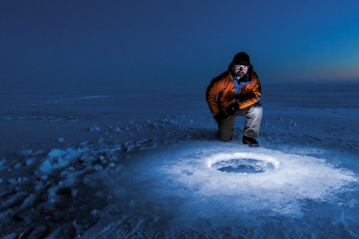 L’astrobiologiste Kevin Hand se prépare à larguer un rover sous la glace d’un lac d’Alaska. Quand une sonde atteindra Europe, elle profitera de ces tests dans sa quête du vivant. La Nasa conçoit un lanceur lourd qui, selon Hand, permettra « d’atteindre très rapidement Jupiter ou Europe ». © Mark Thiessen