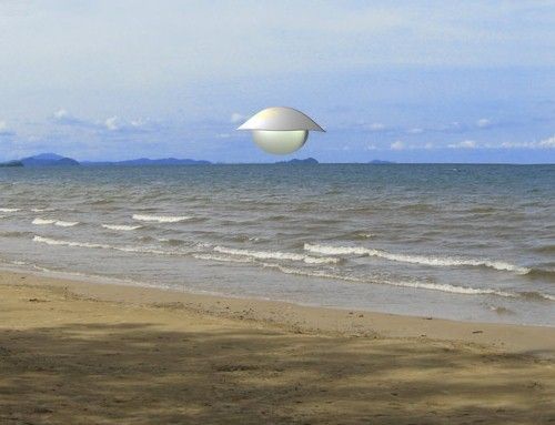 Mes dessins du souvenir approximatif que j'ai de l'OVNI que ma femme et moi avons vu au large de la plage de Tanjung Aru à Kota Kinabalu, Sabah, en Malaisie. "L'image de l'OVNI a été ajouté à une photographie de la scène. via Ufoevidence.org