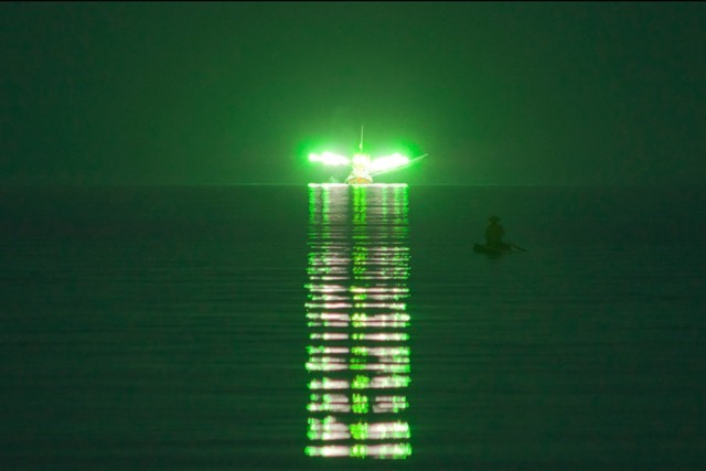 Ces lumières proviennent donc de bateaux de pêche qui utilisent d’énormes structures de LED qui diffusent des lumières vertes pour attirer les calmars et les planctons à la surface. crédit photo: gurumed.org/