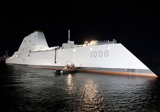 L’USS Zumwalt, la nuit de son lancement du 28 au 29 octobre 2013. Crédit photo:egaliteetreconciliation.fr