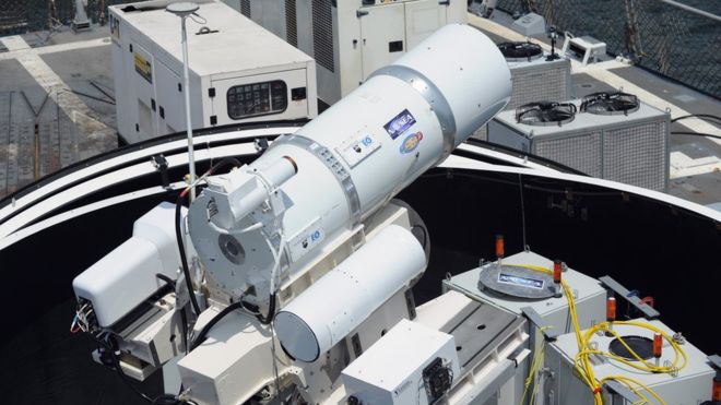 crédit : JOHN F WILLIAMS / US NAVY Légende de l'image L'arme laser Laws a été déployée pour des tests à bord d'un navire de la Marine américaine en 2014